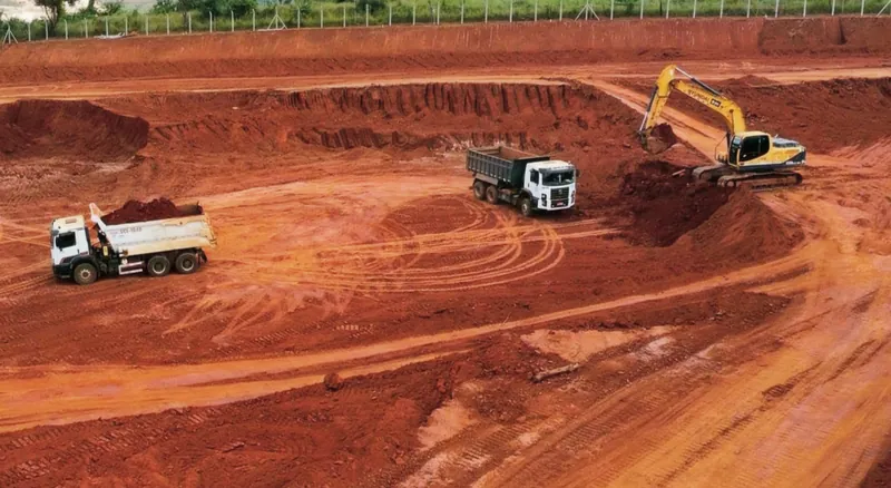 Trator fazendo terraplanagem em obra
